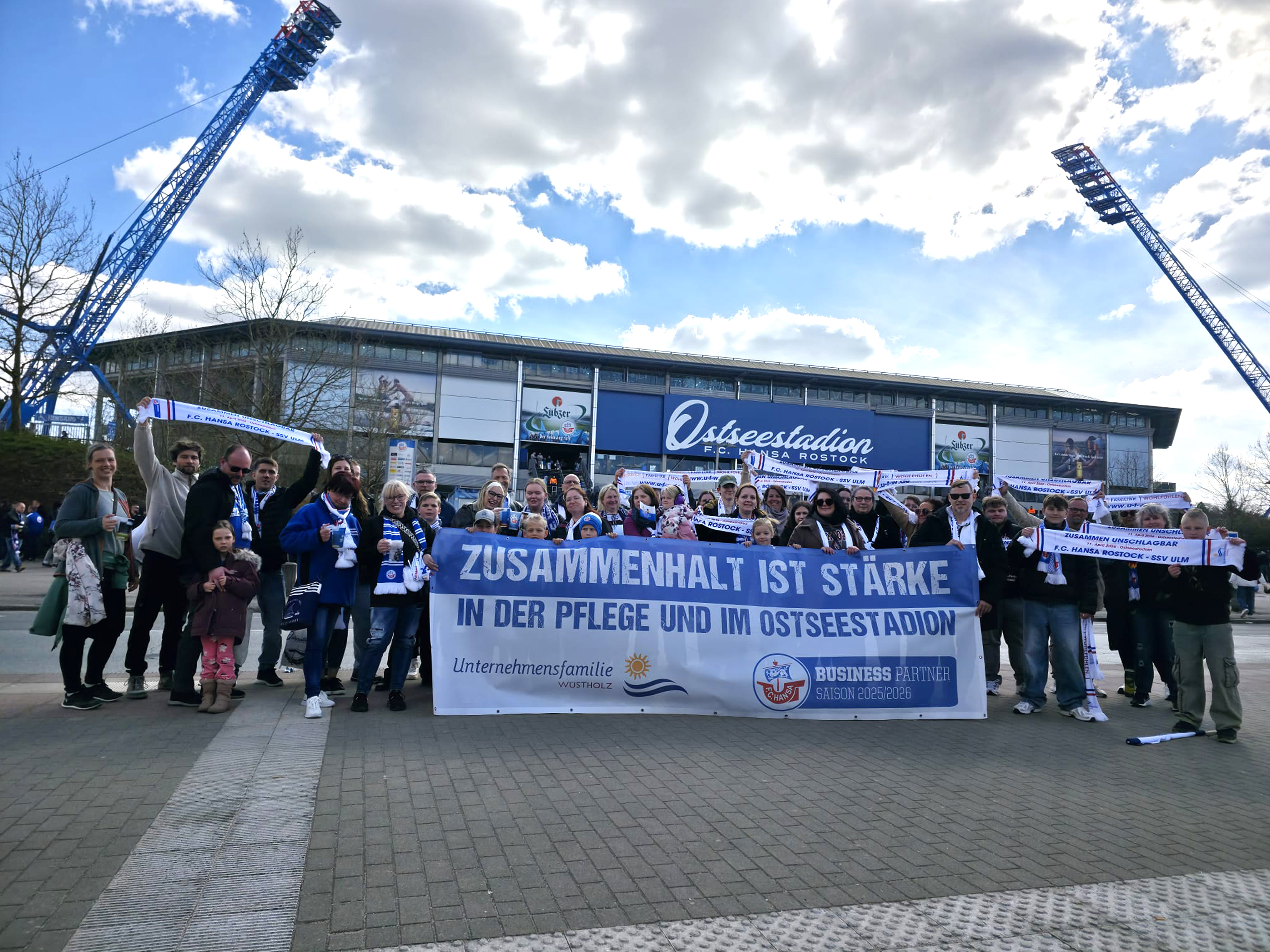 Marketingbeauftragter der Unternehmensfamilie Wüstholz René Becke und Mitarbeiter Partnermanagement des F.C. Hansa Rostock Bastian Stemmann bei der Kartenübergabe